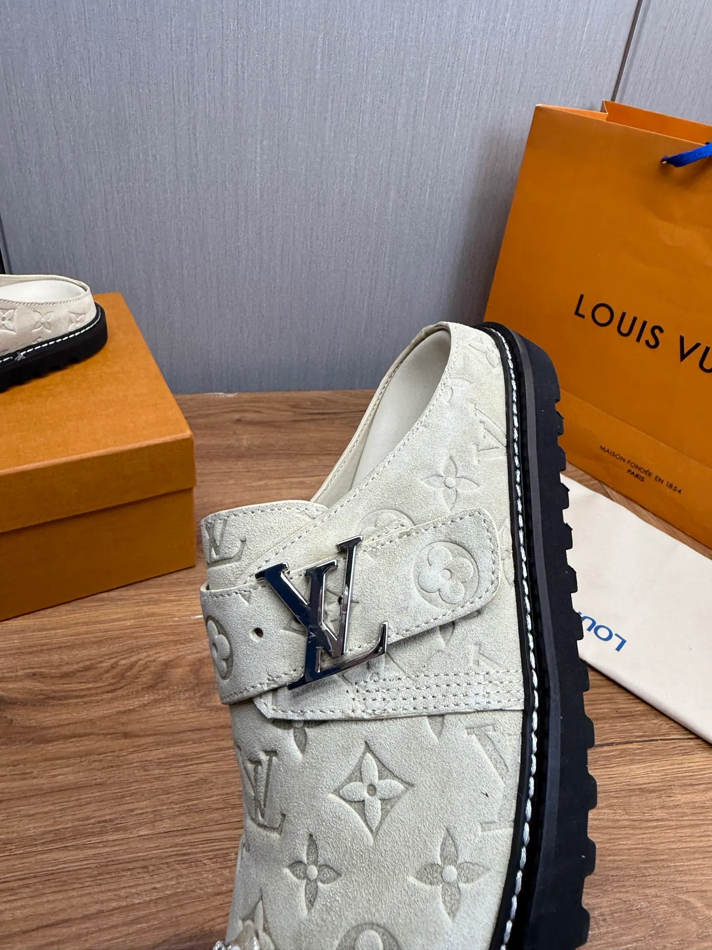 Men's men's shoes 460💰 Lv. Popular couple slippers hot sale🩷💚 🩴Official website one to one production 35-45 sizes 45 46 🉑️Customized!